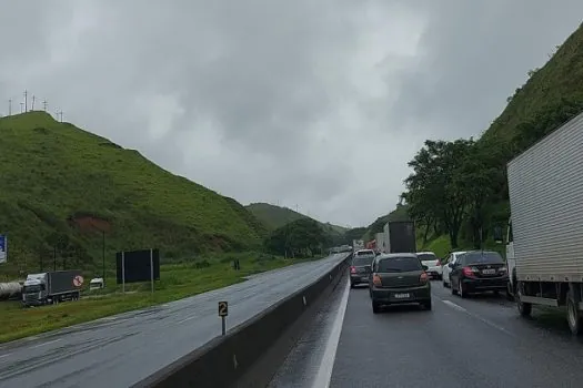 Queda de barreira provoca interdição na Via Dutra, no Rio