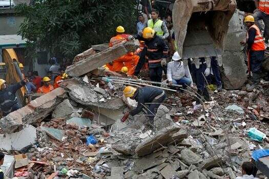 Sobe para 19 número de mortos em queda de edifício na Índia