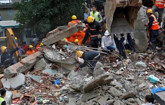 Bombeiros trabalham no resgate de vítimas de desabamento de prédio no subúrbio de Mumbai