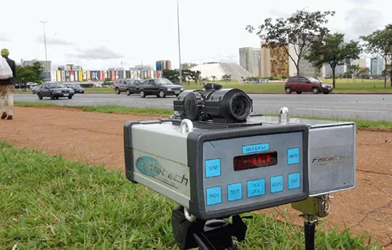 Rodovias federais voltam a ter radar móvel; PRF testa item com maior alcance