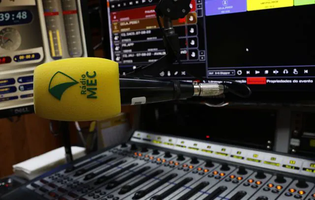 Destaques da música nacional e internacional embalam a Rádio MEC