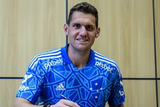 Com valorização salarial, Cruzeiro assina novo contrato com goleiro Rafael Cabral