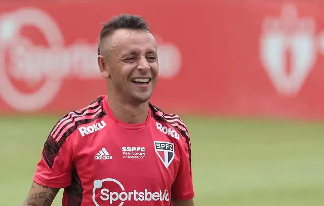 São Paulo renova com Rafinha até o fim de 2023: ‘Conquistaremos títulos’