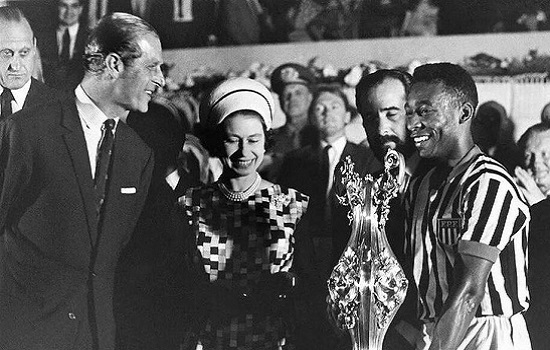 Rainha Elizabeth II esteve em Olimpíadas e Copa do Mundo e teve encontro com Pelé