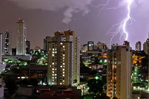 Cidade de São Paulo registra 130 raios em uma hora na manhã desta sexta-feira_x000D_