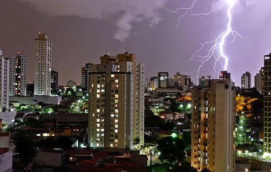 Cidade de São Paulo registra 130 raios em uma hora na manhã desta sexta-feira_x000D_