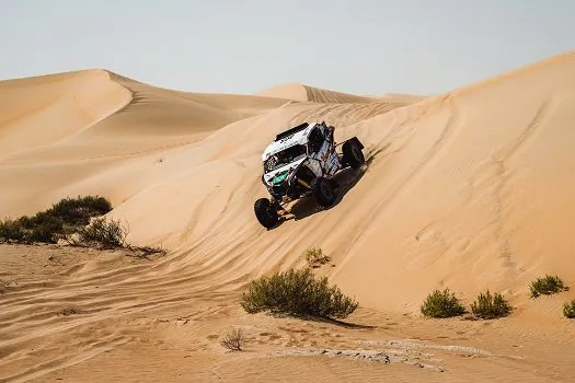 Brasileiros superam as dificuldades e completam a 1ª etapa do Abu Dhabi Desert Challenge