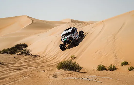 Brasileiros superam as dificuldades e completam a 1ª etapa do Abu Dhabi Desert Challenge