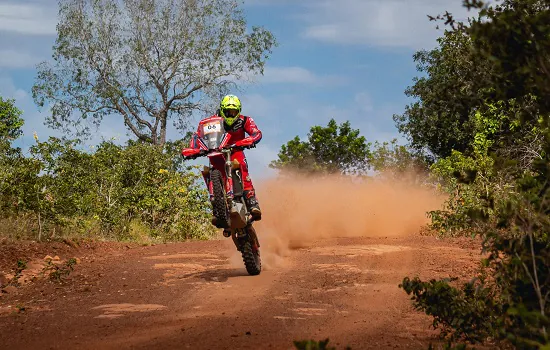 Pilotos das motos chegam à metade do Rally Jalapão 2021