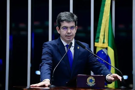 Randolfe diz que vai ao TSE contra Bolsonaro por ‘campanha explícita’ no 7/9