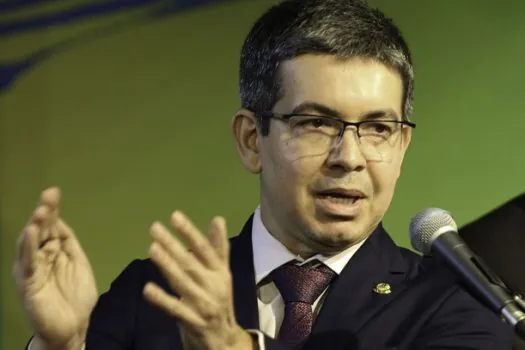 Randolfe Rodrigues anuncia volta ao PT meses depois de deixar a Rede