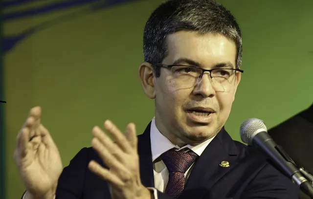 Randolfe Rodrigues diz que parlamentares que participaram de atos serão denunciados