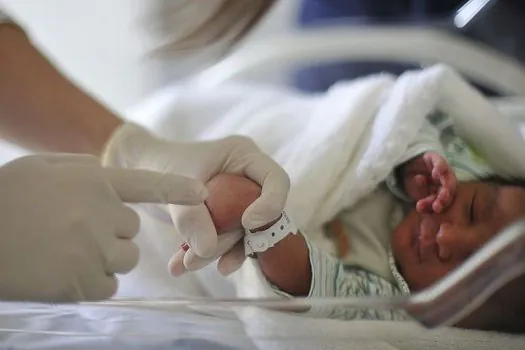 Projeto Hora do Colinho acolhe bebês durante hospitalização no Acre