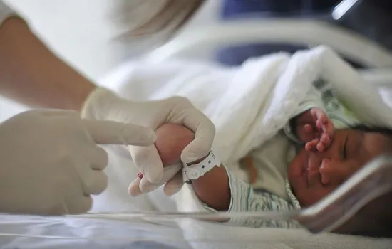 Projeto Hora do Colinho acolhe bebês durante hospitalização no Acre