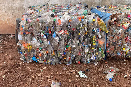 Troca de garrafa PET por ingresso de futebol arrecada 300 kg de material para reciclagem