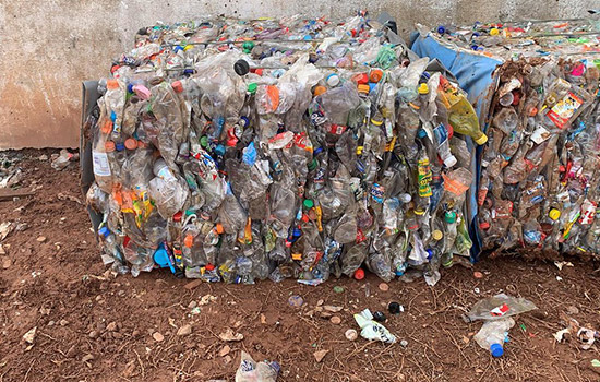 Troca de garrafa PET por ingresso de futebol arrecada 300 kg de material para reciclagem