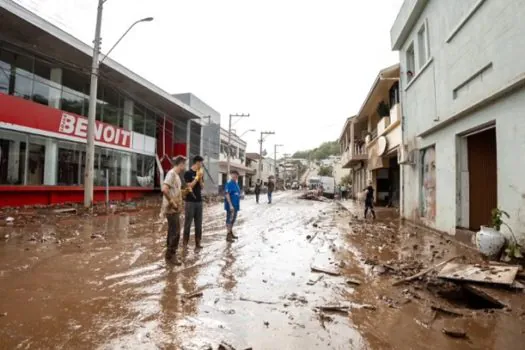 Reconstrução de cidades no RS levará em conta mudança climática, diz Eduardo Leite