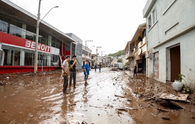 Reconstrução de cidades no RS levará em conta mudança climática, diz Eduardo Leite