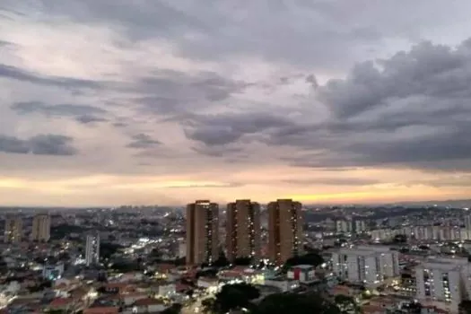 Trabalhadores sofrem com o calor atípico no inverno de São Paulo