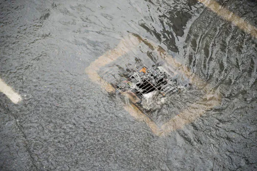 BRK alerta para os perigos da água de chuva lançada nas redes de esgoto