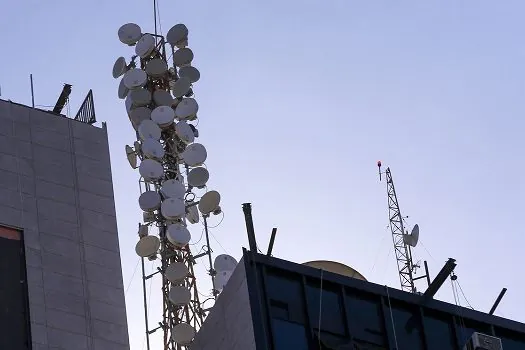 Prefeitura de SP faz acordo para instalar antena de celular na periferia