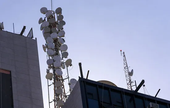 Prefeitura de SP faz acordo para instalar antena de celular na periferia