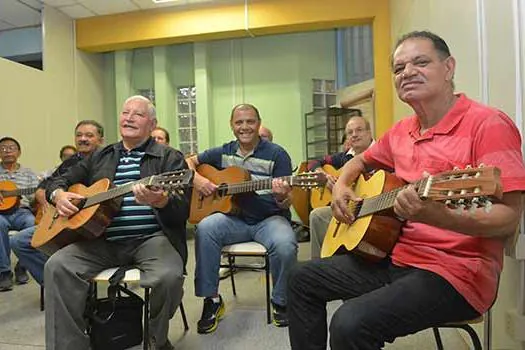 Após 45 anos, aposentado “reencontra” violão em oficina da Prefeitura