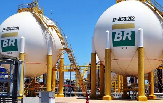 Petrobras confirma aumento de 10% da gasolina nas refinarias a partir o dia 14_x000D_