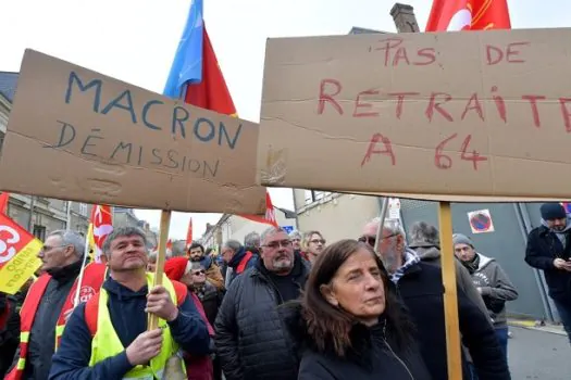 Na França, reforma da Previdência de Macron avança no Senado, apesar de protestos