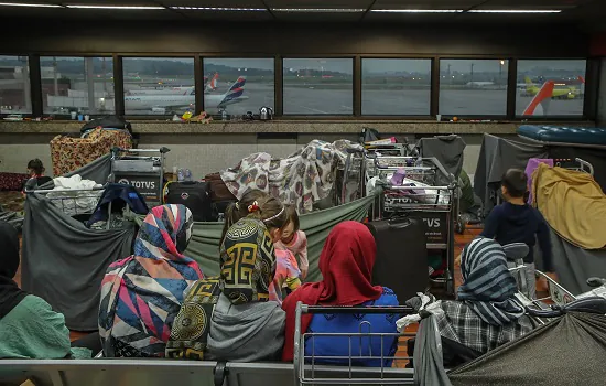 Refugiados afegãos se aglomeram em Guarulhos em busca de assistência