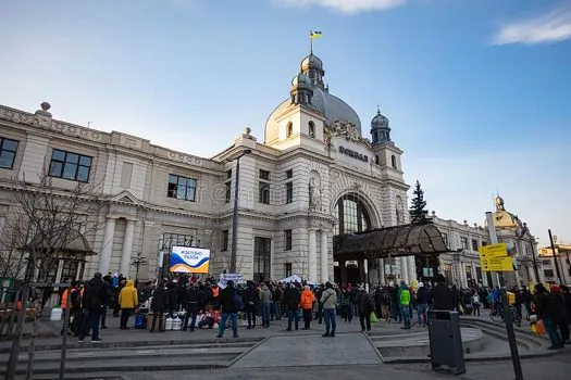 Na estação de Lviv, uns fogem para fronteira, outros partem para a guerra