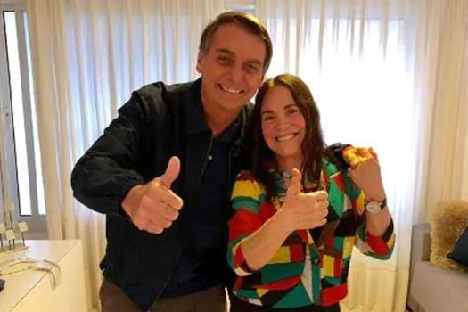 Após encontro com Regina Duarte, Bolsonaro embarca para Brasília