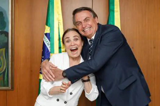 Regina Duarte está adaptada, ‘parece que já está no governo’, diz Bolsonaro