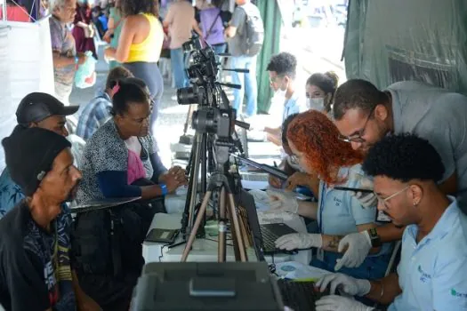 Mulher que viveu na rua é parceira do TJRJ em ação pelo registro civil