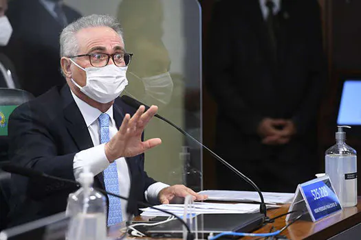 Renan fala que pode comprovar superfaturamento na Covaxin e Governistas protestam