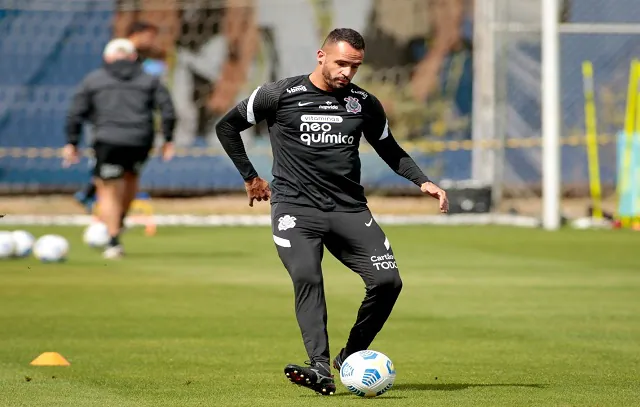 Renato Augusto volta aos treinos e se prepara para retornar contra o Fortaleza