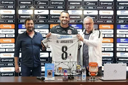 Renato Augusto é apresentado pelo Corinthians