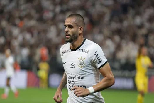 Renato Augusto tem estiramento no joelho e pode desfalcar Corinthians nas quartas