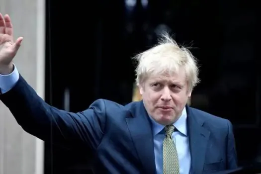 Boris Johnson deixa o cargo de deputado no Reino Unido e evita suspensão