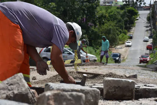 Rua Diamantina e outras vias recebem manutenção em Ribeirão Pires