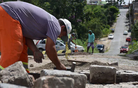 Rua Diamantina e outras vias recebem manutenção em Ribeirão Pires