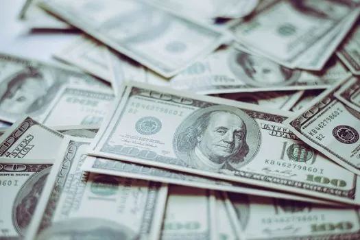 Dólar fecha a R$ 5,68 em dia de otimismo externo e interno