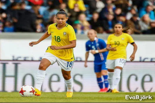 Medalhistas olímpicas exigem mais do que reconhecimento no futebol feminino