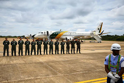 Militares que resgatarão brasileiros na China terão quarentena, diz Bolsonaro