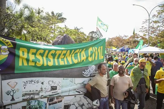 Manifestantes em frente a quartéis trocam intervenção por ‘resistência civil’