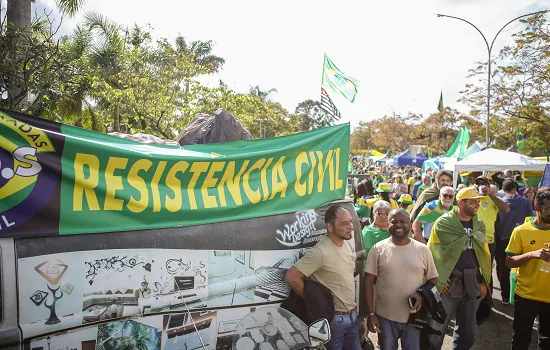 Manifestantes em frente a quartéis trocam intervenção por ‘resistência civil’