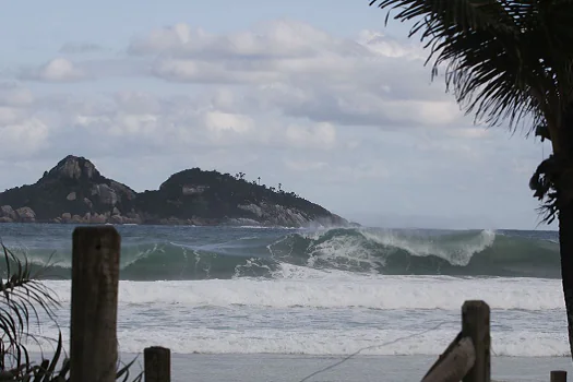 Rio tem previsão de chuva neste fim de semana e mar de ressaca