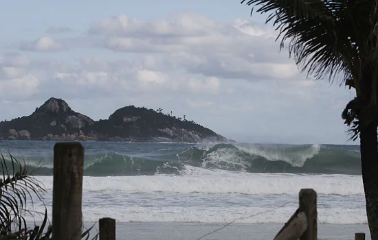 Rio tem previsão de chuva neste fim de semana e mar de ressaca