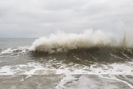 Praias do litoral norte de São Paulo são atingidas por forte ressaca