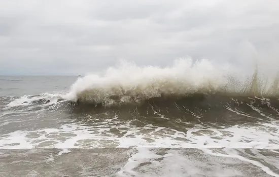 Praias do litoral norte de São Paulo são atingidas por forte ressaca